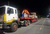 Cẩu máy ép nhựa giao đi tỉnh Long An