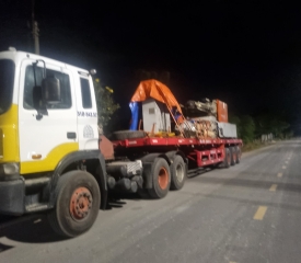 Cẩu máy ép nhựa giao đi tỉnh Long An