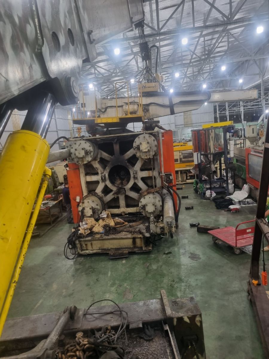 Cẩu máy ép nhựa trọng lượng lớn ở Long An