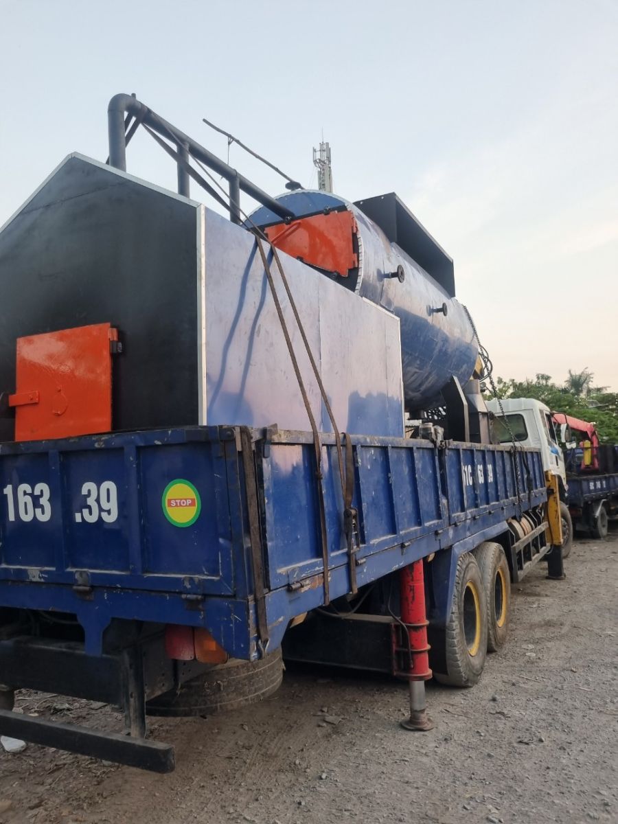 Cẩu hàng lò hơi qua trạm